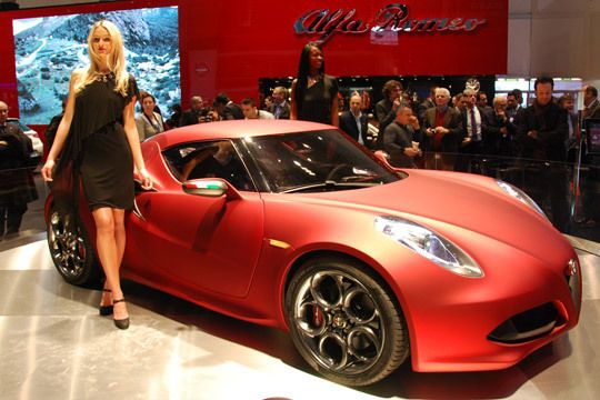 Mit einem Knaller wartete Alfa Romeo auf. Der 4c ist ein bezahlbarer Mittelmotorsportwagen, der demnächst in Serie gehen soll. (Archiv: Vogel Business Media)