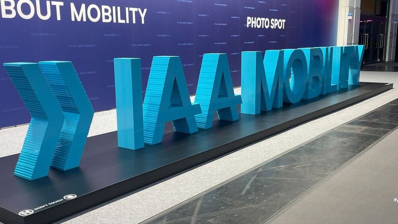 Werbung in eigener Sache: Foto Spot der IAA Mobility in den Messehallen. (Bild: Grimm – VCG)