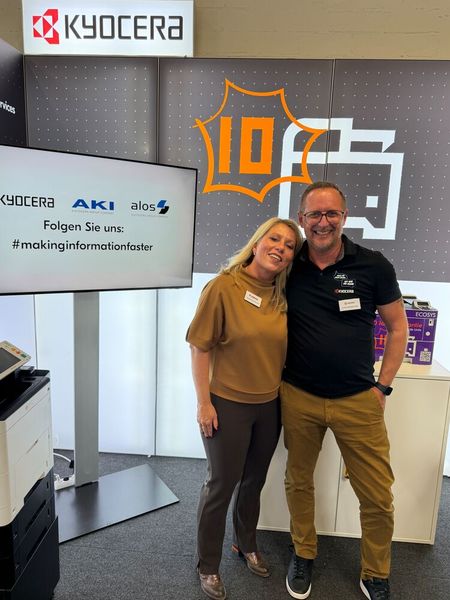 Claudia Kratschweski (Canon) besucht Stefan Rathofer-Kilic von KYOCERA. (Bild: Vogel IT-Medien GmbH)