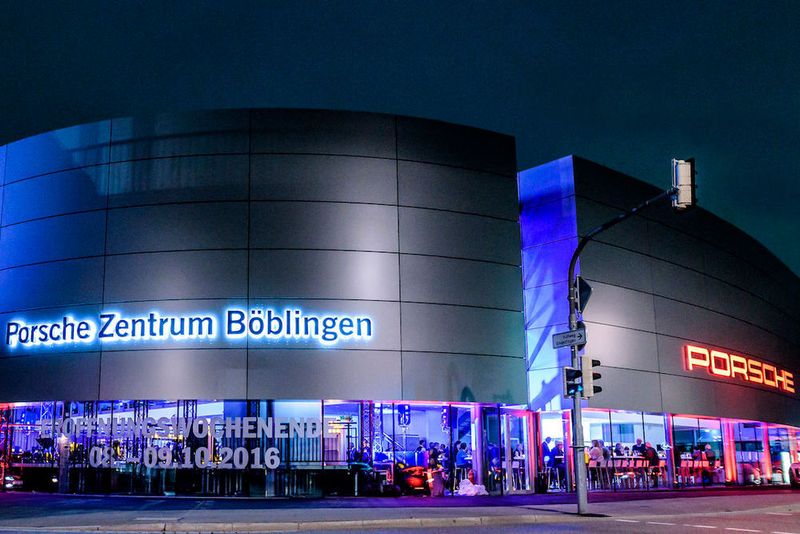 Die Hahn-Gruppe hatte am Donnerstag zu einer Festgala anlässlich der Eröffnung des neuen Porsche-Zentrums Böblingen eingeladen. Am Wochenende folgen weitere Feierlichkeiten. (Marcel Katz)