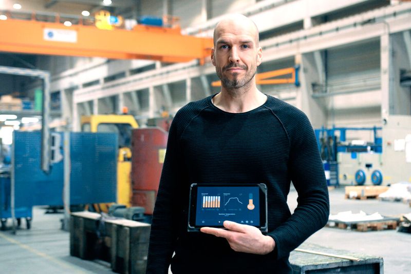 Mit einer Fernüberwachungslösung müssen Techniker nicht mehr an den Maschinen stehen, sondern können aus der Ferne den Gesundheitszustand der Anlagen beobachten. (Bild:  ©Stock57 - stock.adobe.com)