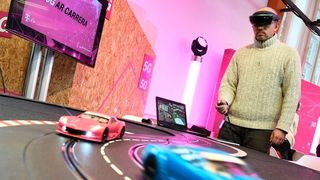 Vom Spiel zum industriellen Einsatz: 5G-fähige Augmented-Reality-Brillen werden künftig Monteure beim Zusammenbau von Maschinen unterstützen.  (Bild: Deutsche Telekom)