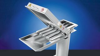 Der automatische „Easy-Cleanflow“-Magnet erfordert nur eine geringe Einbauhöhe und entfernt Metallteilchen und schwachmagnetische Edelstahlteilchen ab 30 µm aus Pulvern in unter anderem der Nahrungsmittel-, Chemie- und keramischen Industrie. (Source: Goudsmit)