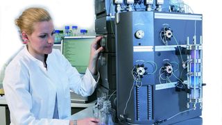 Kerstin Buhlert vom Department für Bio-technologie der Universität für Bodenkultur, Wien: „Die kompakten Abmessungen machen die Anlage perfekt für Versuche direkt vor Ort beim Kunden.“  (Bild: Vogelbusch)