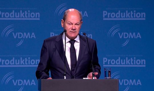 Bundeskanzler Olaf Scholz bei seiner Rede beim Deutschen Maschinenbaugipfel.(Bild:  MM Maschinenmarkt)