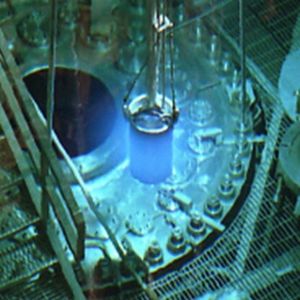 Blaues Leuchten der Tscherenkow-Strahlung im ORNL-Hochflussreaktor während eines Brennstoffwechsels: Intensive Bestrahlung und die nachfolgende chemische Abtrennung und Aufreinigung ergaben das Berkelium-Targetmaterial für das Experiment zu Element 117.