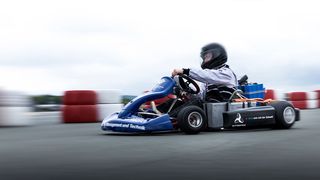Der E-Kart-Fahrer Tim Fellendorf von der Hochschule Osnabrück auf dem Weg zum neuen Weltrekord. (Bild: Wittenstein)