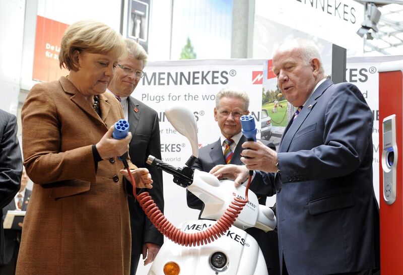Dr. Angela Merkel hält mit Walter Mennekes, Geschäftsführer der Firma Mennekes, das Ladekabel für eine Ladestation.
 (Archiv: Vogel Business Media)