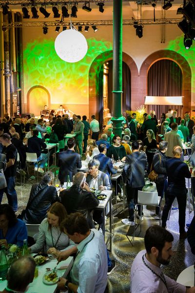 Bei der Abendveranstaltung am Vorabend der Veranstaltung im Maschinenhaus des Bürgerbräus Würzburg kamen bereits zahlreiche Teilnehmer bei gutem Essen und Trinken zusammen. Bereits hier gab es regen Austausch.  (Bild: Stefan Bausewein)