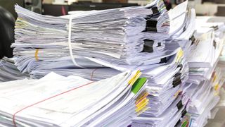 Die Papierberge auf den Schreibtischen von Autohäusern schrumpfen dank des zunehmenden Einsatzes von Dokumentenmanagement-Systemen. (Bild: © piyapong01 - stock.adobe.com)