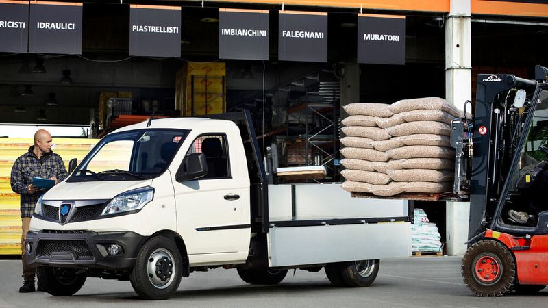 Der Porter NP6 ist ein vielseitiges Modell speziell für den innerstädtischen Einsatz, da er nicht viel Platz benötigt. (Piaggio)