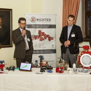 Richter Chemie-Technik ist Spezialist für korrosionsbeständige Magnetkupplungs- und Gleitringdichtungspumpen sowie Armaturen für hochaggressive oder toxische Medien (im Bild links Gregor Kleining).(Bild: Bausewein/PROCESS/PharmaTEC/Schüttgut)