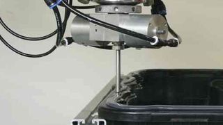 PKW-Ölwannen aus Kunststoff wiegen deutlich weniger als vergleichbare Ölwannen aus Stahl. Mit dem Silikondichtklebstoff Elastosil RT 779 von Wacker können solche Bauteile dauerhaft montiert und verklebt werden. (Bild: Inpro)