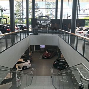 Natürlich sind auch Neuwagen zu sehen: Das Ausstellungskonzept ist durch helle Räume gekennzeichnet. (Bild:  Hostnik)
