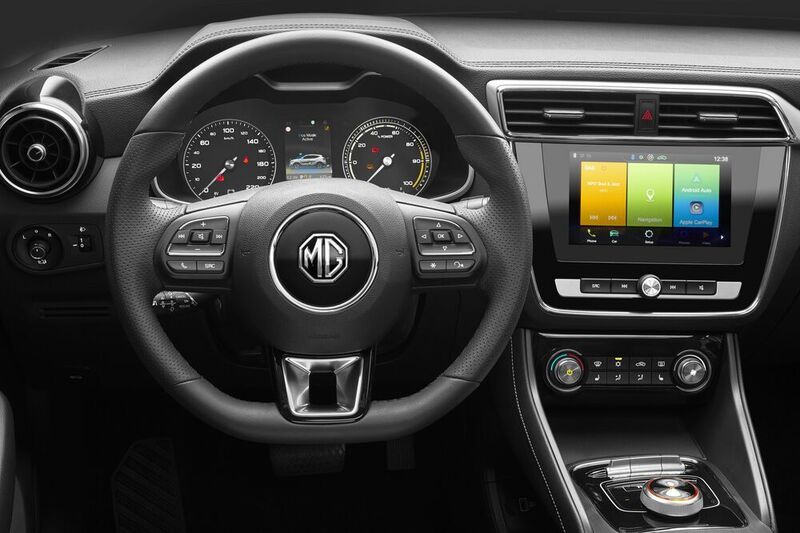 Das Bedienkonzept des MG ZS EV lenkt den Fahrer am stärksten ab. Zu diesem Ergebnis kommt eine Analyse von „What Car?“, die 20 Modelle verglichen. (MG Motor)