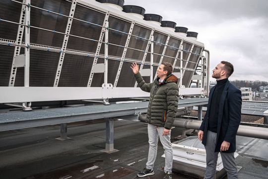 Bild 1: Adrian Heidinger (links) an der Jumbo-Rückkühleranlage auf dem Dach der Fertigung bei Kappler CNC.(Bild:  EBM-Papst)