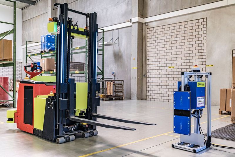 Die Energieversorgung der Identpro-AMR erfolgt so, dass keine langen Anfahrtwege zur induktiven Ladestation nötig sind. Nach nur einer Sekunde nach der Positionierung des AMR würden die vollen 3 Kilowatt Leistung übertragen. (Bild: Wiferion)