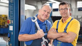 Gestandene Kfz-Profis – und Fernsehstars: Die Autodoktoren Hans-Jürgen Faul (links) und Holger Parsch. (Bild: Fabula Film)