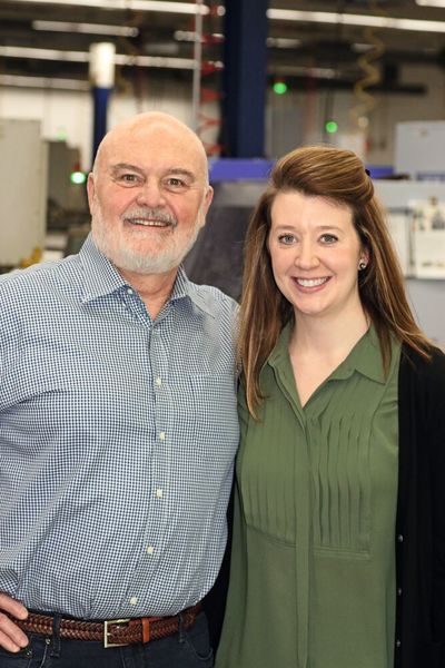 CEO und Gründer von Swiss Precision Machining (SPM) Mike Haupers mit seiner Tochter Cassandra Haupers, SPM Vice President of Operations. (Bild: Tornos)