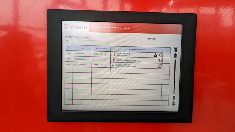 Die Entnahmen werden auf einem Touchscreen angezeigt und auf den entnehmenden Monteur geschrieben. Der kann sie auch mit dem jeweiligen Auftrag verknüpfen.  (Bild: Rosenow – VCG)