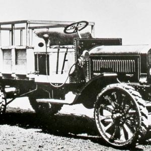 1919 entstand als Prototyp ein Lastkraftwagen für das Militär mit Frontmotor und Hinterradantrieb, der mit zwei Tonnen angegeben war.(Bild:  Daihatsu)