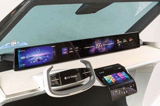 Das mit 57 Zoll bisher größte LC-Display hat LG Display in einem Konzeptfahrzeug verbaut. Es erstreckt sich von der linken bis zur rechten Säule. Das mit 57 Zoll bisher größte LC-Display hat LG Display in einem Konzeptfahrzeug verbaut. Es erstreckt sich von der linken bis zur rechten Säule.