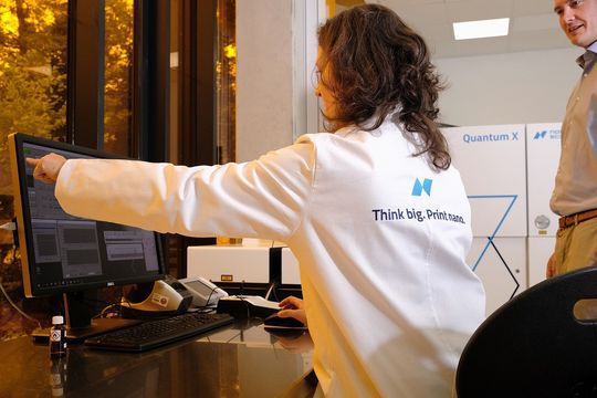 (Nanoscribe eröffnet neues Microfabrication Experience Center mit High-End-Einrichtungen für die additive Fertigung von hochpräzisen Objekten auf der Nano-, Mikro- und Mesometerskala. Bildquelle: Nanoscribe)