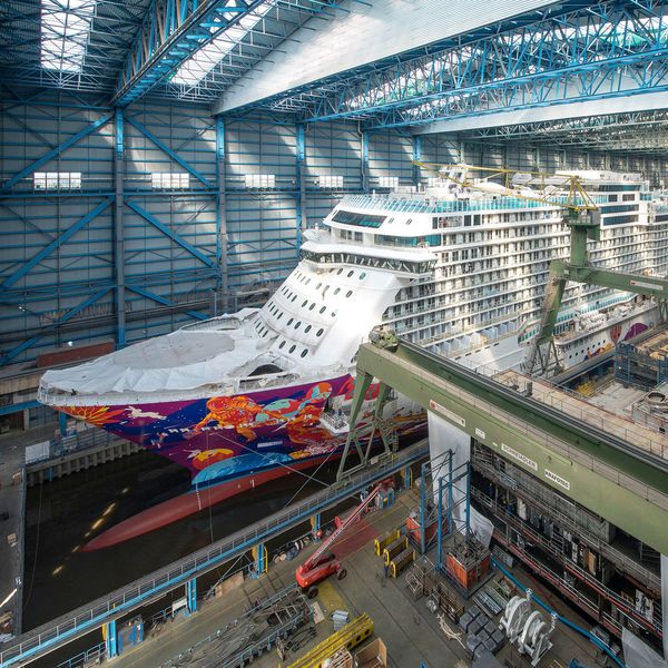 Platz 4: 	Ein Blick ins Baudock der Meyer Werft – Mitte August wurden in der Meyer Werft die Azipod-Antriebe von ABB am neuen Kreuzfahrtschiff World Dream der asiatischen Reederei Dream Cruises montiert. konstruktionspraxis war vor Ort und warf einen Blick hinter die Kulissen der traditionsreichen Werft in Papenburg. (MEYER WERFT / M. Wessels)