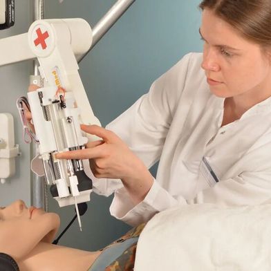 Researcher Carolin Müller from TUM Klinikum showcases a new robotic module developed for the case of a tension pneumothorax. (Image:TUM)