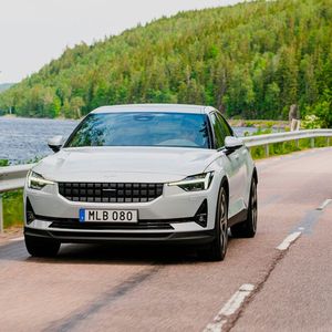 Auf das seit vorigem Jahr verkaufte, recht exklusive Plug-in-Hybrid-Performance-Coupé Polestar 1 folgt jetzt das erste vollelektrische Modell: der Polestar 2.(Bild:  Dino Soldin/Polestar)