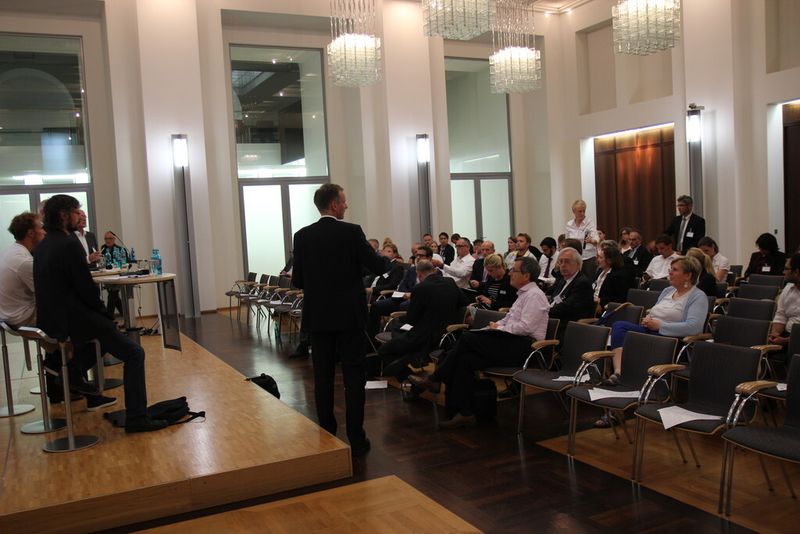 Moderiert von Dr. Cord Schlötelburg, VDE/DGBMT, diskutieren die Teilnehmer mit den Akteuren auf dem Podium über Nutzung, Potenzial, Sicherheit und Finanzierung von Mobile Health und Telemedizin. (Bild: Reinhardt)