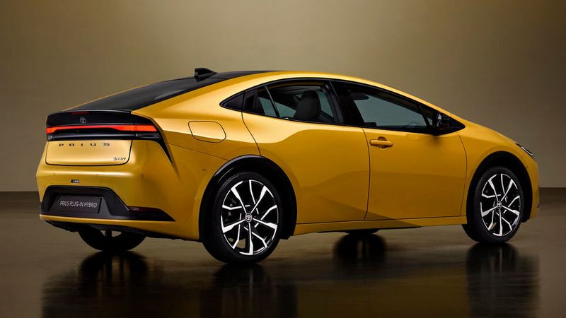 Beim Heck sticht das dreidimensionale Rücklichtdesign ins Auge. (Bild: Toyota)