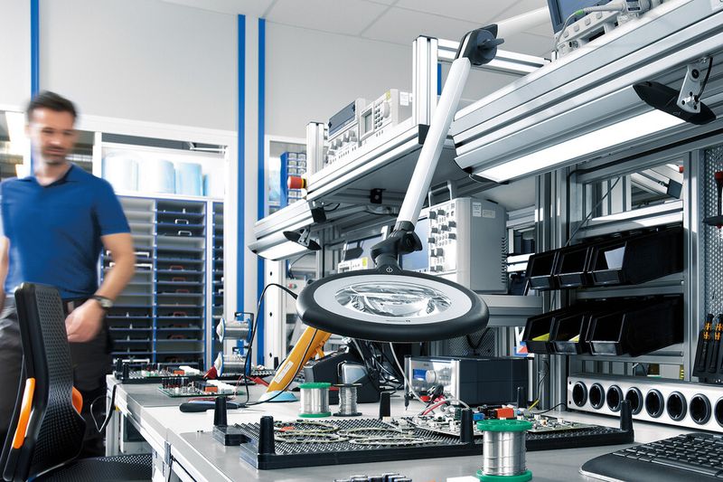 An ergonomisch gestalteten Montagearbeitsplätzen sind die Beleuchtungslösungen genau auf die Sehaufgaben abgestimmt. (Bild: Waldmann)