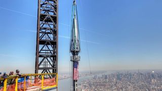 Die Edelstahlspitze wird mittels eines Krans zu seinem endgültigen Einsatzort transportiert. (Bild: DMC Erectors Inc.)