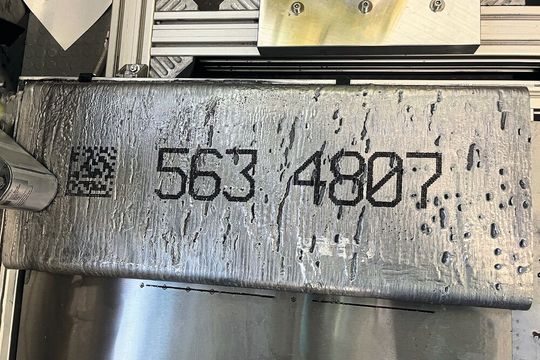Großformatige Kennzeichnungen bringt der REA Jet DOD 2.0 verlässlich auf Aluminiumbarren, Aluminiumprofile, Bleche und Coils auf.(Bild:  REA Elektronik GmbH)