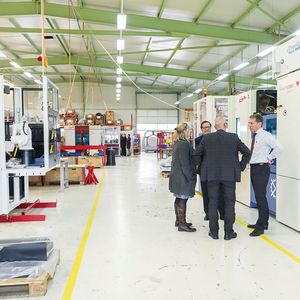 Jean-Daniel Isoz, Managing Director Bumotec und SIP, führte Walter Fust, Matthias Böhm und Susanne Reinshagen durch den Betrieb.