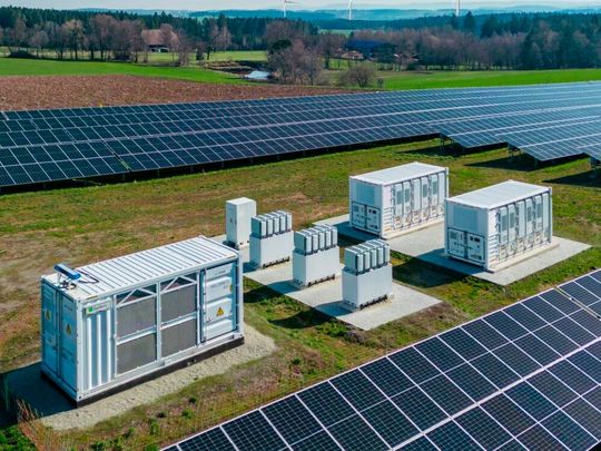Der Bau von Batteriespeichern in Deutschland hat immensen Rückenwind. Sie werden derzeit auch gerne in Kombination mit Solarfeldern installiert. Doch es gibt Zweifel, ob das alles so bleibt, wenn nichts aus der Politik geschieht ...(Bild:  Baywa)