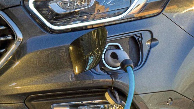 Plug-in-Hbride wie der Ford Transit sind inzwischen wenig gefragt. Die früheren Käufer wandern in etwa zu gleichen Teilen zu E-Modellen oder zu Benzinern ab.(Source :  Ford)