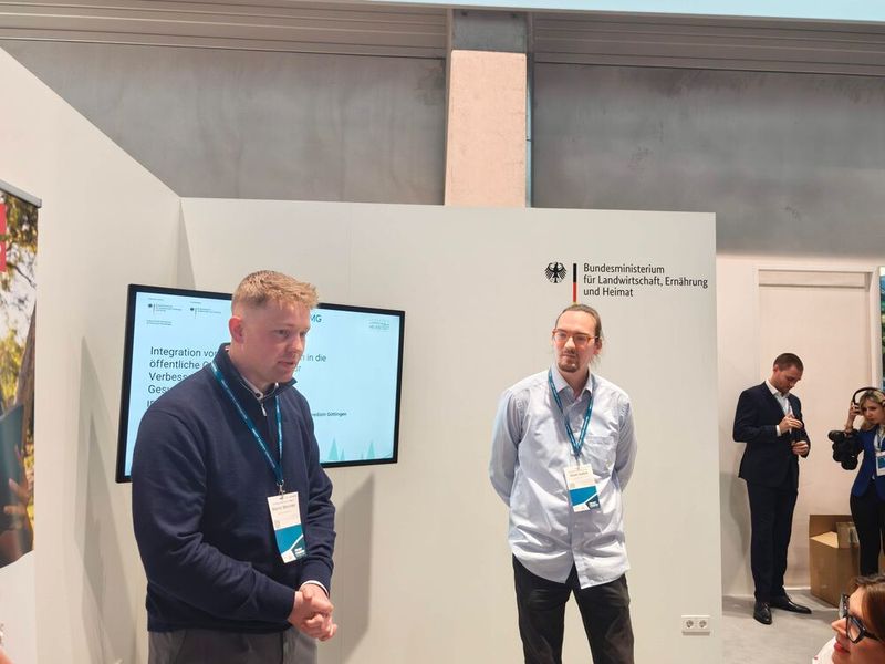 Moritz Werner und Maik Sullek (v. l. ) aus dem Landkreis Helmstedt stellen eine interoperable Dateninfrastruktur vor, die Rettungsdienst- mit Gesundheitsamtsdaten auf kommunaler Ebene systematisch verknüpft und so beispielsweise den Aufbau von Frühwarnsystemen ermöglicht. (Bild: © Serina Sonsalla)
