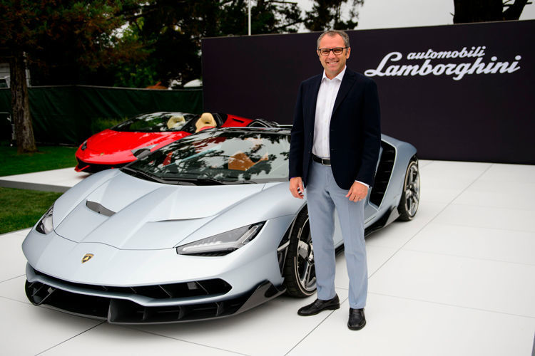 Lamborghini-Chef Stefano Domenicali mit dem exklusiven Hypercar aus seinem Hause. (Lamborghini)