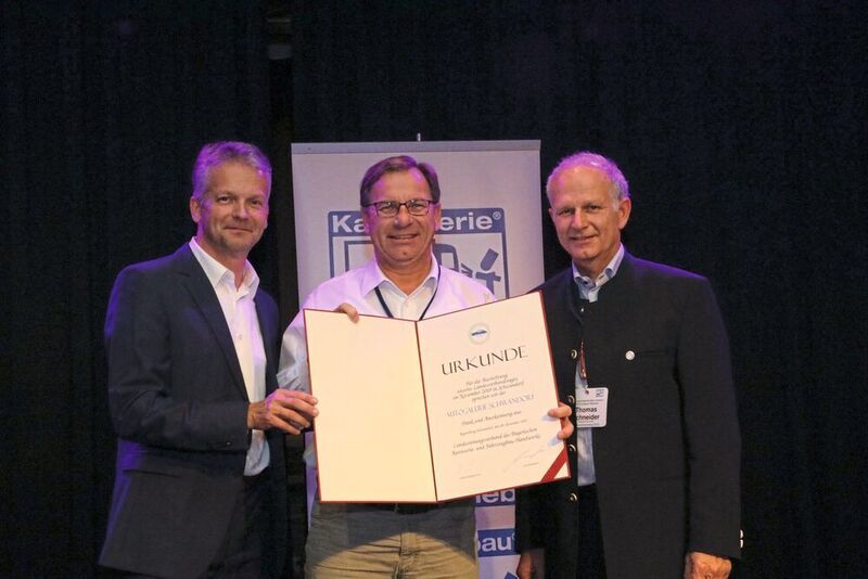 Mit einer Urkunde wurde Michael Grabinger für die Ausrichtung des Verbandstages 2018 des bayerischen Karosserie- und Fahrzeugbauerhandwerks ausgezeichnet. (Klasing)