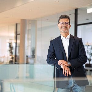 CEO-Wechsel: Helmut Schmid, langjähriger Deutschland- und Westeuropa-Chef bei Universal Robots, hat zum 1.1.2022 die Funktion des CEO von Agilox übernommen. Der Robotik-Enthusiast ist Spezialist für Wachstumsstrategien, Geschäftsentwicklung, Change Management, Internationalisierung, Vertrieb und Marketing. (Bild: Agilox)