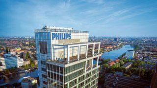 Global Headquarter von Philips: Die Geschäftszahlen des Medizintechnikkonzerns haben sich 2023 verbessert, doch rund läuft es bei den Niederländern noch lange nicht. (Bild: Philips)