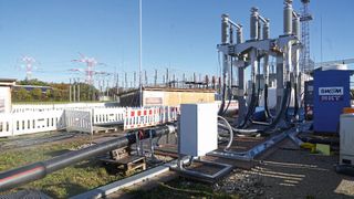Supraleiter können große Mengen elektrischer Energie nahezu verlustfrei transportieren. (Bild: Vauel)