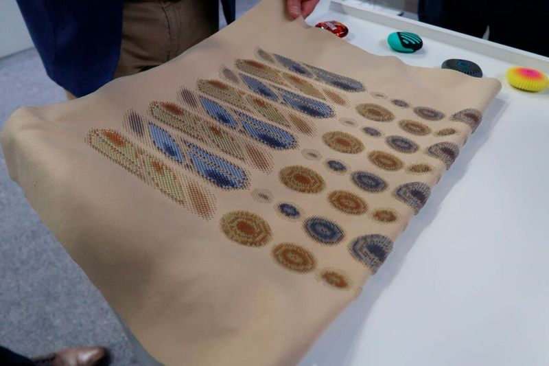 Stratasys zeigte Anwendungen seiner auf Polyjet basierenden 3DFashion-Technologie. Hier der Direkt-3D-Druck auf Alcantara... (Bild: D. Quitter - VCG)