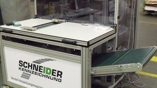 Die Großbeutel-Verpackungsmaschine ist optional erhältlich mit integriertem Etikettenspender oder mit Etikettendruck- und Spendesystem oder mit digitaler Thermotransfer-Direktbedruckungseinheit. Bild: Schneider-Kennzeichnung (Archiv: Vogel Business Media)