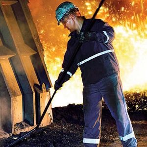 Bild 1: Schutzkleidung für hitzeexponierte Mitarbeiter ist für den Schutz gegen kurzen Kontakt mit Flammen und wenigstens einer gewissen Hitze vorgesehen. 