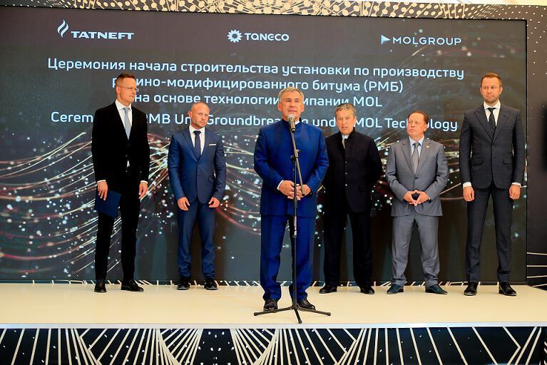 Péter Szijjártó, Minister of Foreign Affairs and Trade of Hungary; Rustam Minhihanov, President of the Republic of Tatarstan and Chairman of the Board of Directors of Tatneft; and Nail Maganov CEO of Tatneft and Member of the Board of Directors of Tatneft; officially launched the construction of the rubber bitumen plant.  (MOL Group )