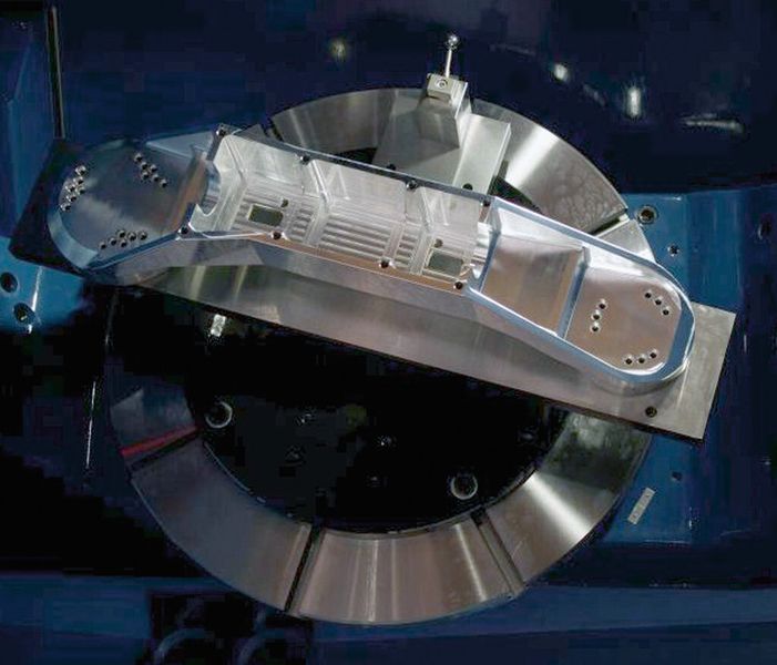 Die MX-850 bearbeitet Werkstücke mit  Ø 850 mm x H 450 mm und einem Gewicht bis zu 500 kg und sieht 60 Werkzeugplätze vor. (Bild: Matsuura)