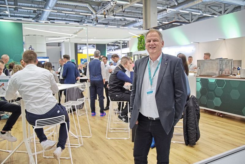 Olaf Sprich (Leiter Verkauf, Mitglied der Geschäftsleitung, Brütsch/Rüegger Werkzeuge AG): «Der erste Tag war zufriedenstellend bis gut, der zweite Tag war sehr gut. Auch die Qualität der Besucher war ausgezeichnet. Die Gespräche waren so gut, dass man fast vergisst, dass die aktuelle Lage nach wie vor anspruchsvoll ist. Viele Kunden – auch kleinere Unternehmen – machen definitiv den Schritt in digitale Lösungen. Unsere Softwaretools sind pragmatisch auf die KMU-Struktur der Schweiz angepasste Lösungen. Darüber hinaus spielen die Messtechnik und Bewirtschaftungslösungen für die interne Logistik eine immer grössere Rolle für unsere Kunden. Technologisch im Highend angesiedelt ist der Closed-loop-Prozess, den wir perfektioniert und mittlerweile bei mehreren Kunden implementiert haben. Fehlteile sind dort Vergangenheit.» (Bild: Matthias Böhm)